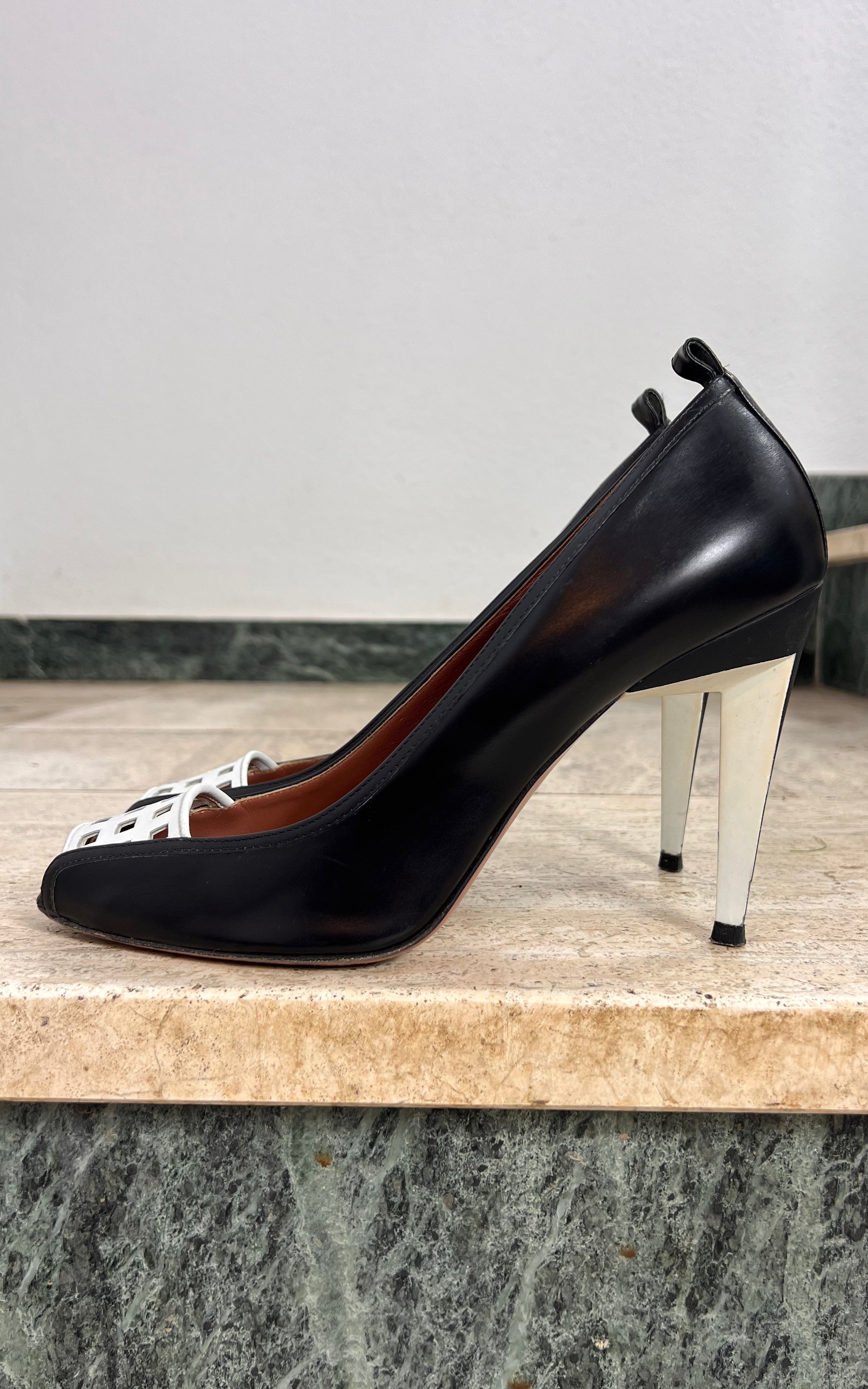Elegant Sportmax Black and White Heels 41