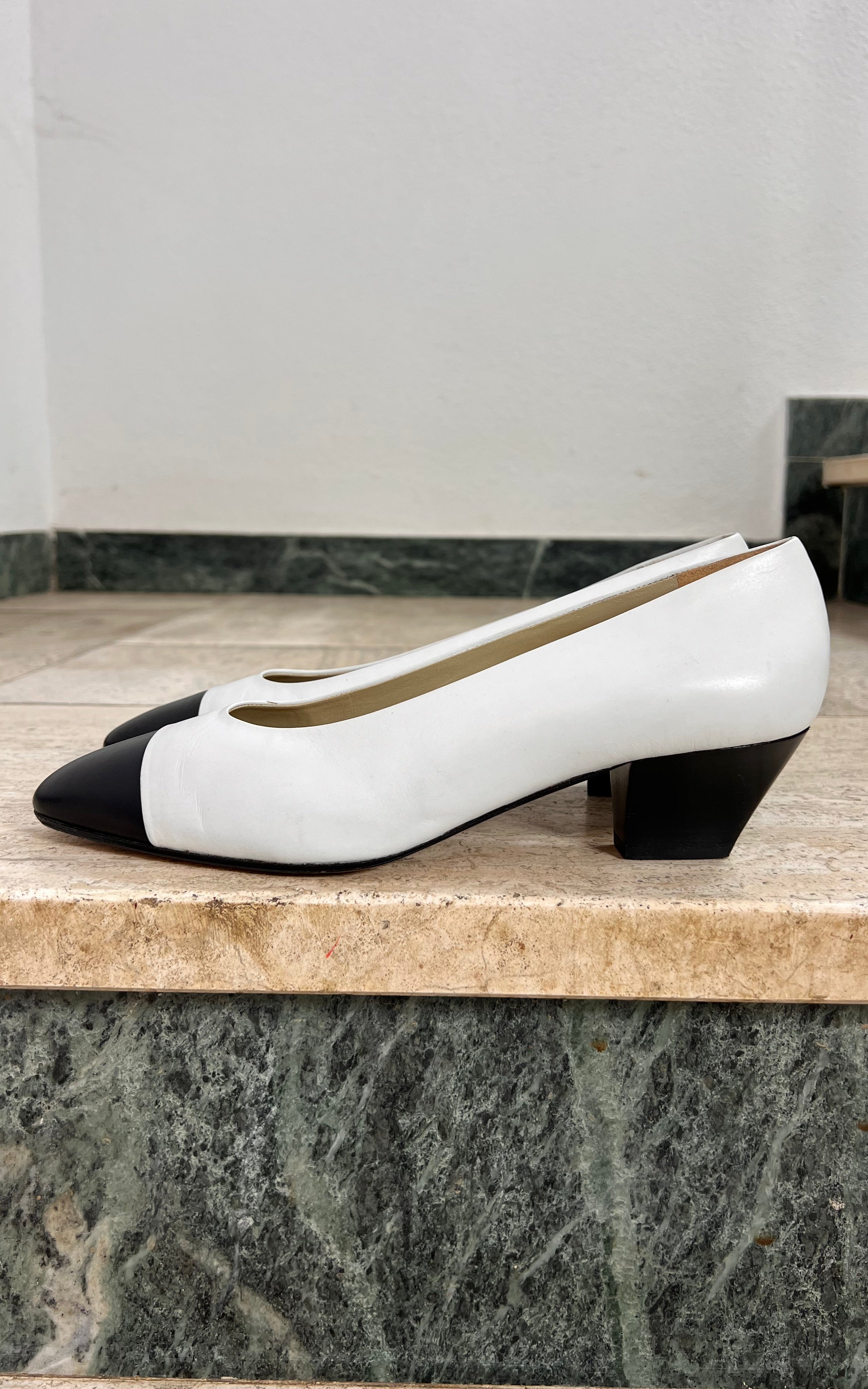 Vintage Elegance Paris Pumps 40
