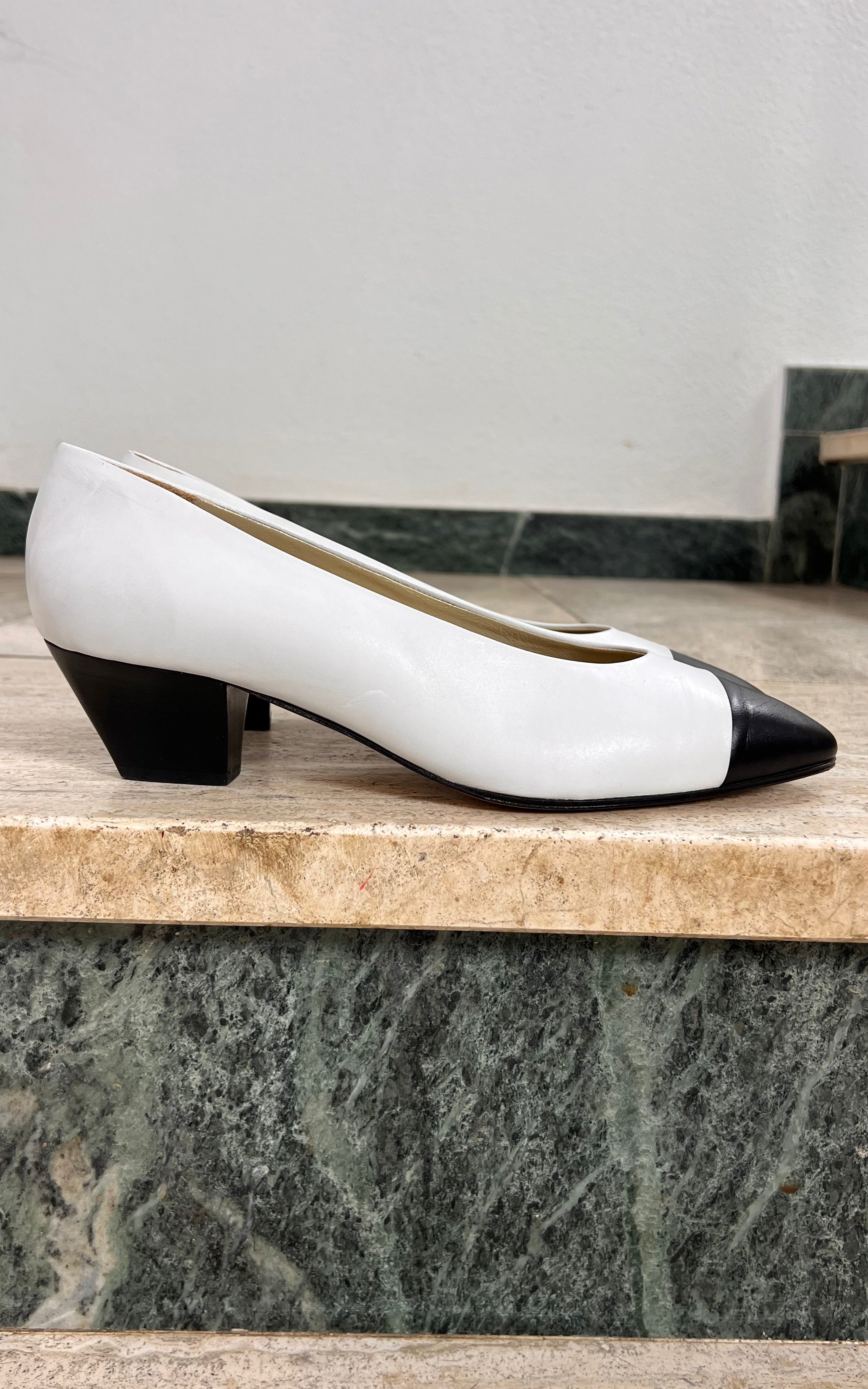 Vintage Elegance Paris Pumps 40