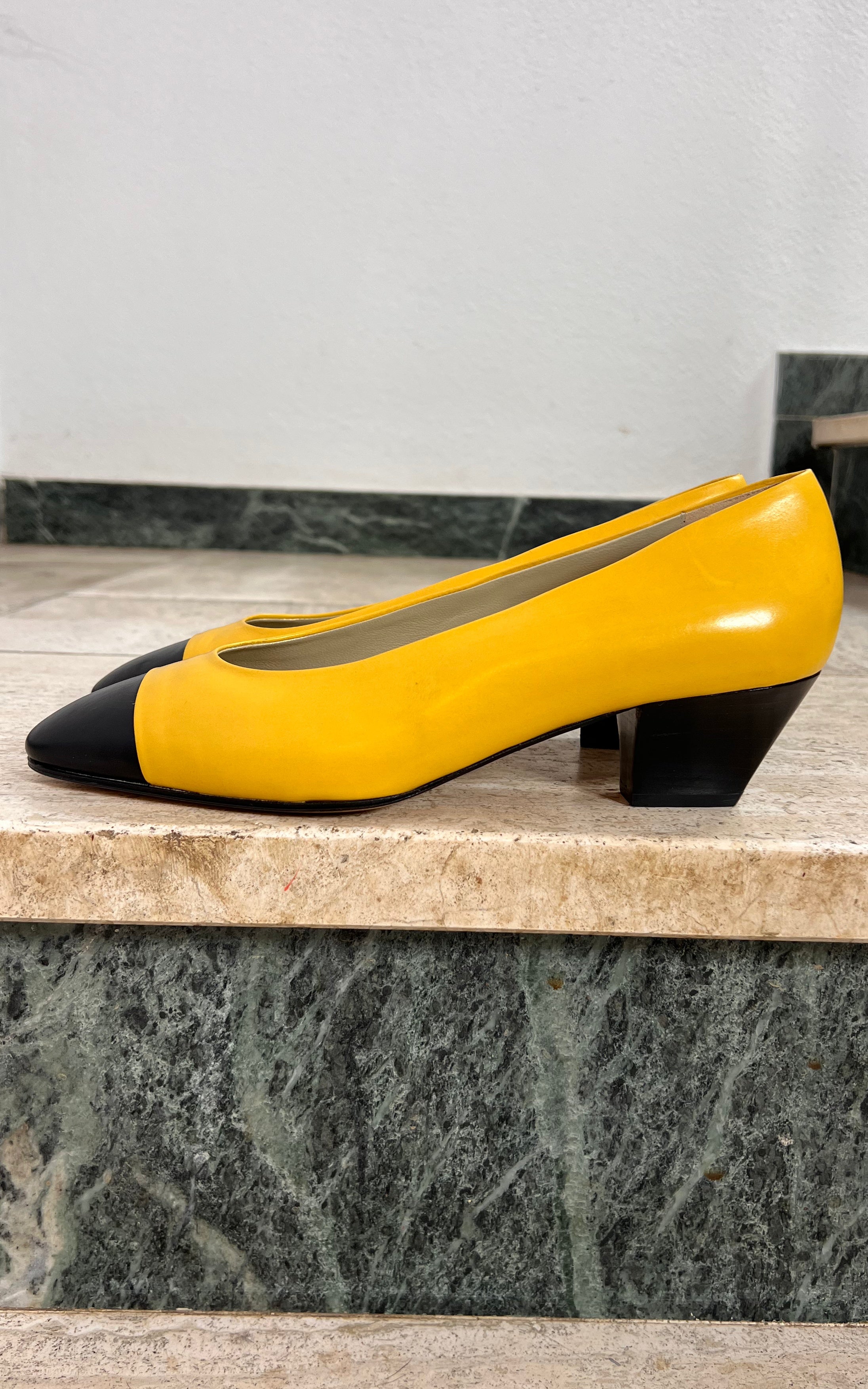 Vintage Elegance Paris Pumps 40