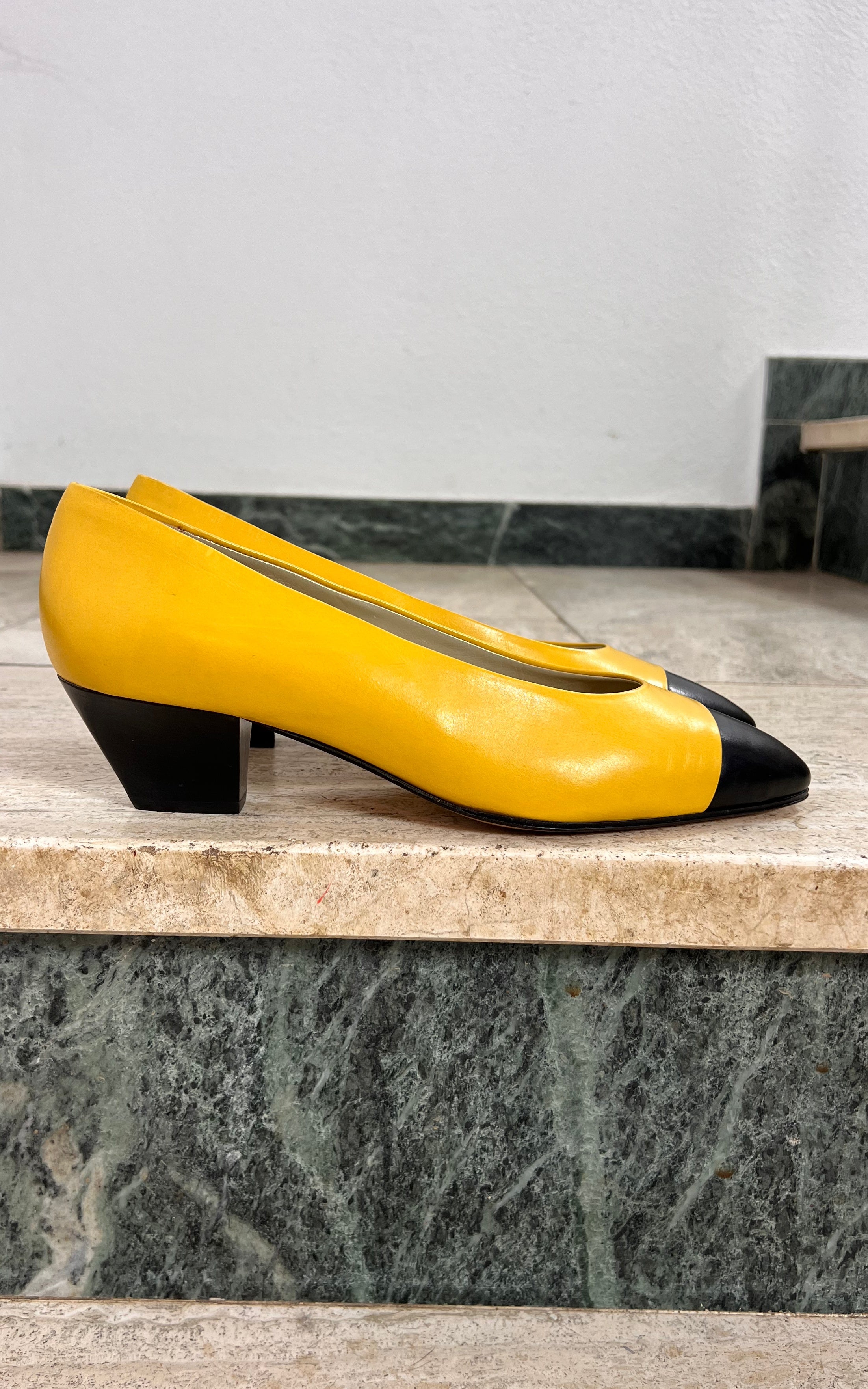 Vintage Elegance Paris Pumps 40