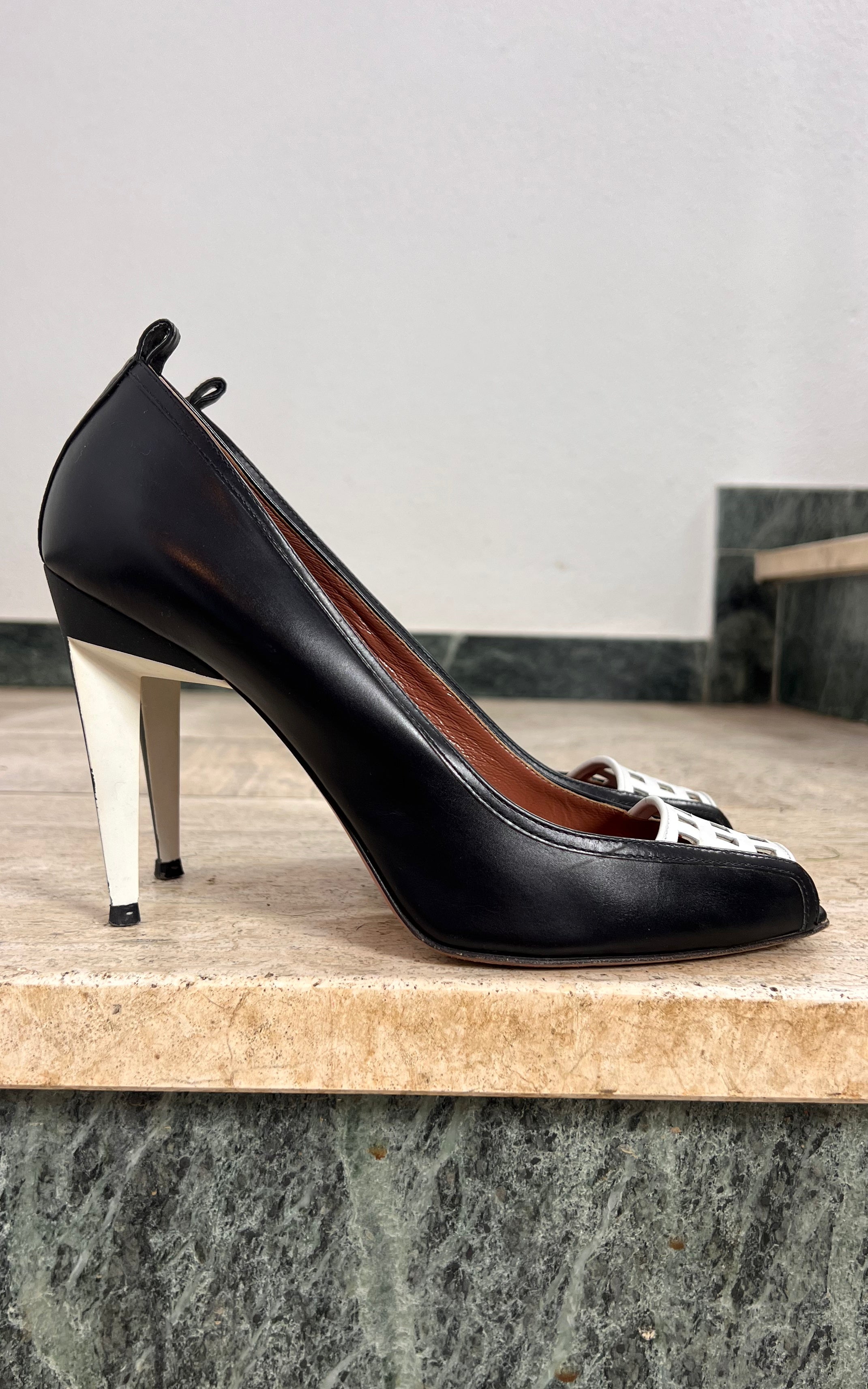 Elegant Sportmax Black and White Heels 41