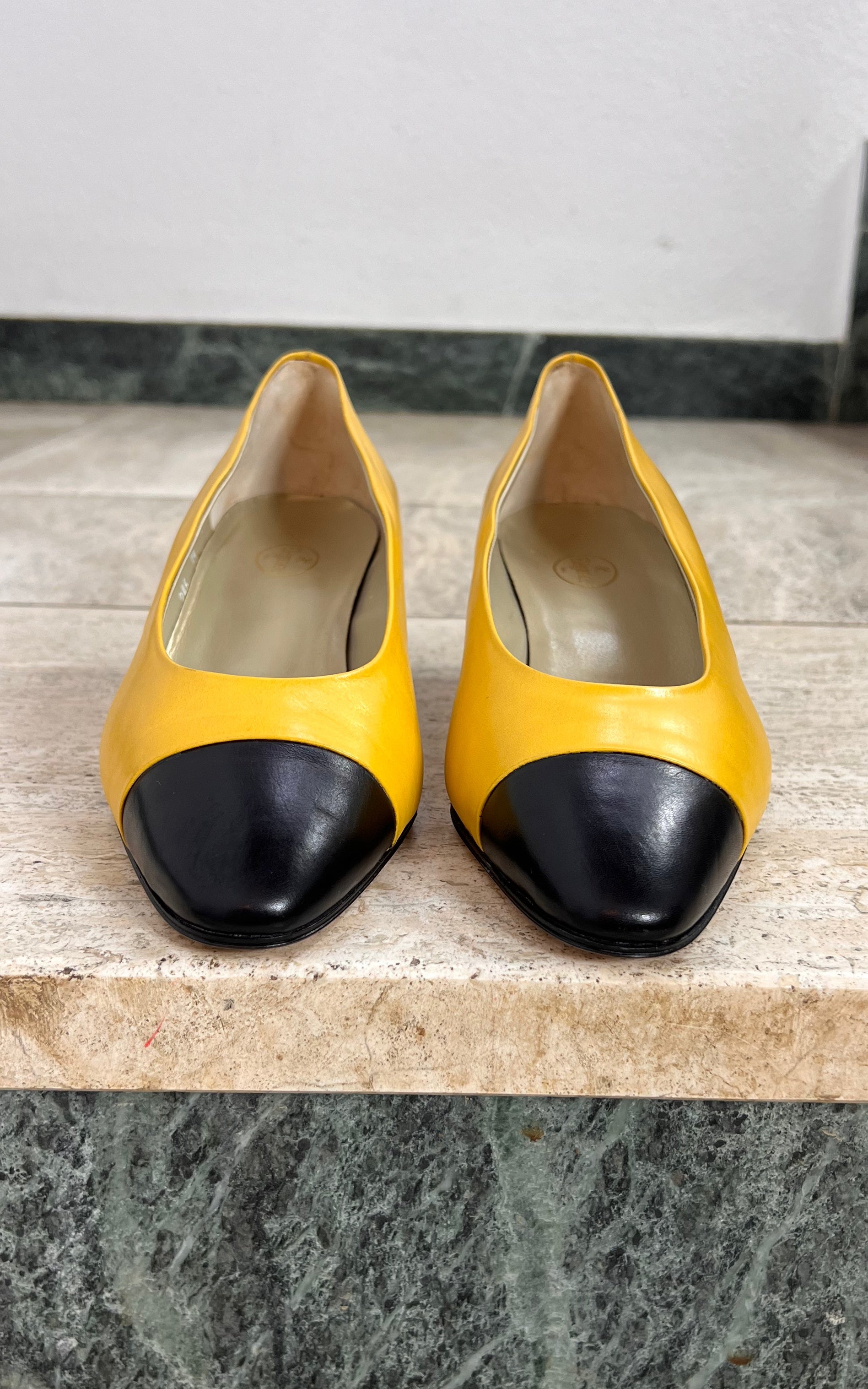 Vintage Elegance Paris Pumps 40