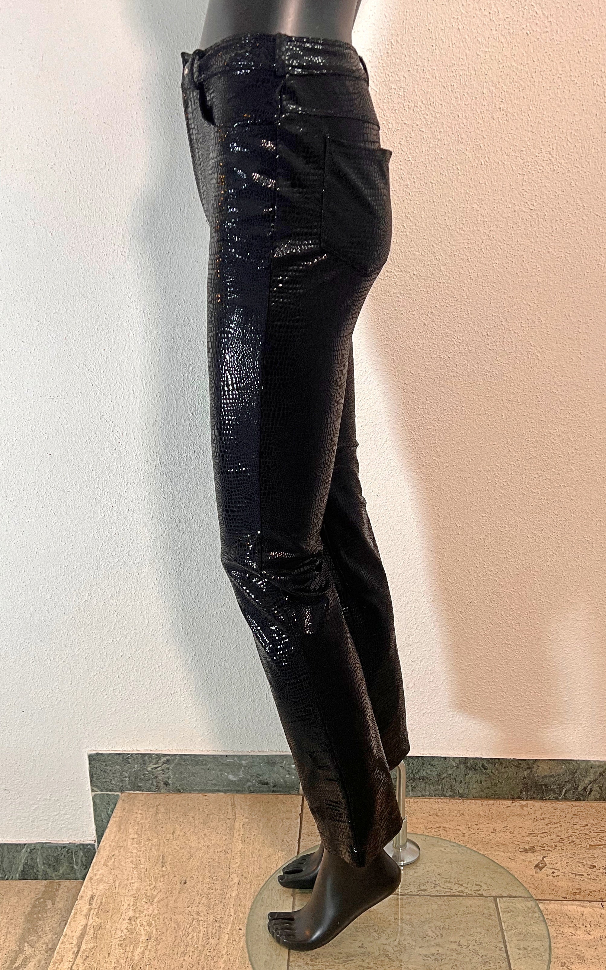 Pantaloni bagnati vintage di Betsy Johnson con serpente