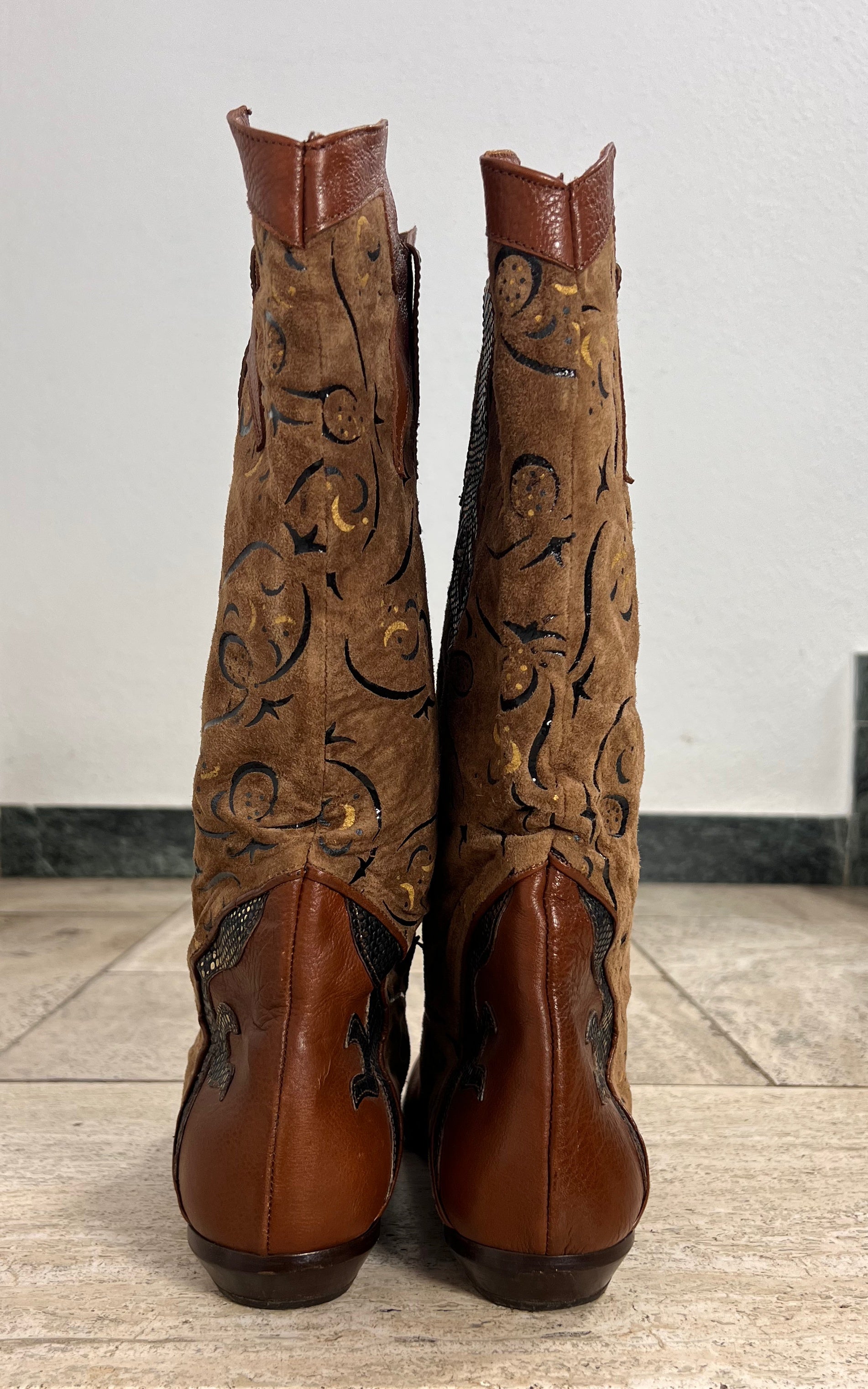 Vintage Western Leather Boots - Embroidered and Textured Detail 41